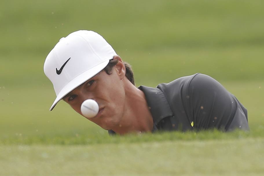 Clown col naso bianco: un curioso scatto del golfista danese Thorbjorn Olesen, alla 14a buca dei Bmw Masters a Shanghai (Reuters)